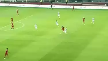 (Marselino Ferdinan saat menggocek bola di laga Timnas Indonesia lawan Argentina. Foto: Tangkapan layar)