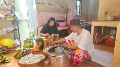 Inspiratif, Pasutri Pedagang Cilok Asal Trenggalek Naik Haji