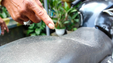 Dampak Erupsi, Sejumlah Desa di Lereng Gunung Semeru Diguyur Hujan Abu Vulkanik