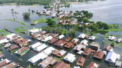 Personil TNI Patroli di Kawasan Banjir Sidrap Imbau Warga Waspada Ketinggian Air