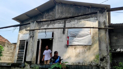 Bocah SMP di Kediri Rela Putus Sekolah Demi Rawat Dua Orang Tua yang Sakit Stroke
