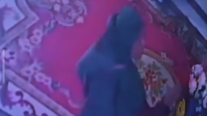 Viral! Aksi Wanita Curi Handphone di Acara Pesta Pernikahan Terekam CCTV