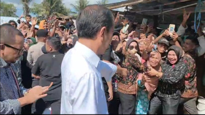 Emak-emak di Muna Barat Nyamar Jadi Pedagang Demi Cium Tangan Jokowi