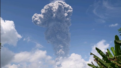 Lagi, Gunung Ibu Erupsi Kolom Abu Teramati 5000 Meter di Puncak Kawah Gunung