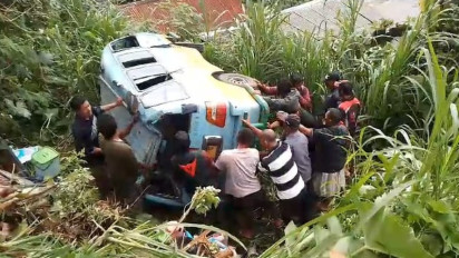 Tak Kuat Menanjak, Mobil Angkutan Pedesaan di Brebes Terguling ke Semak-semak
