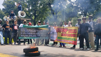 Aksi Demo Tuntut Rekrutmen Pimpinan yang Bersih di Depan Kantor BSI