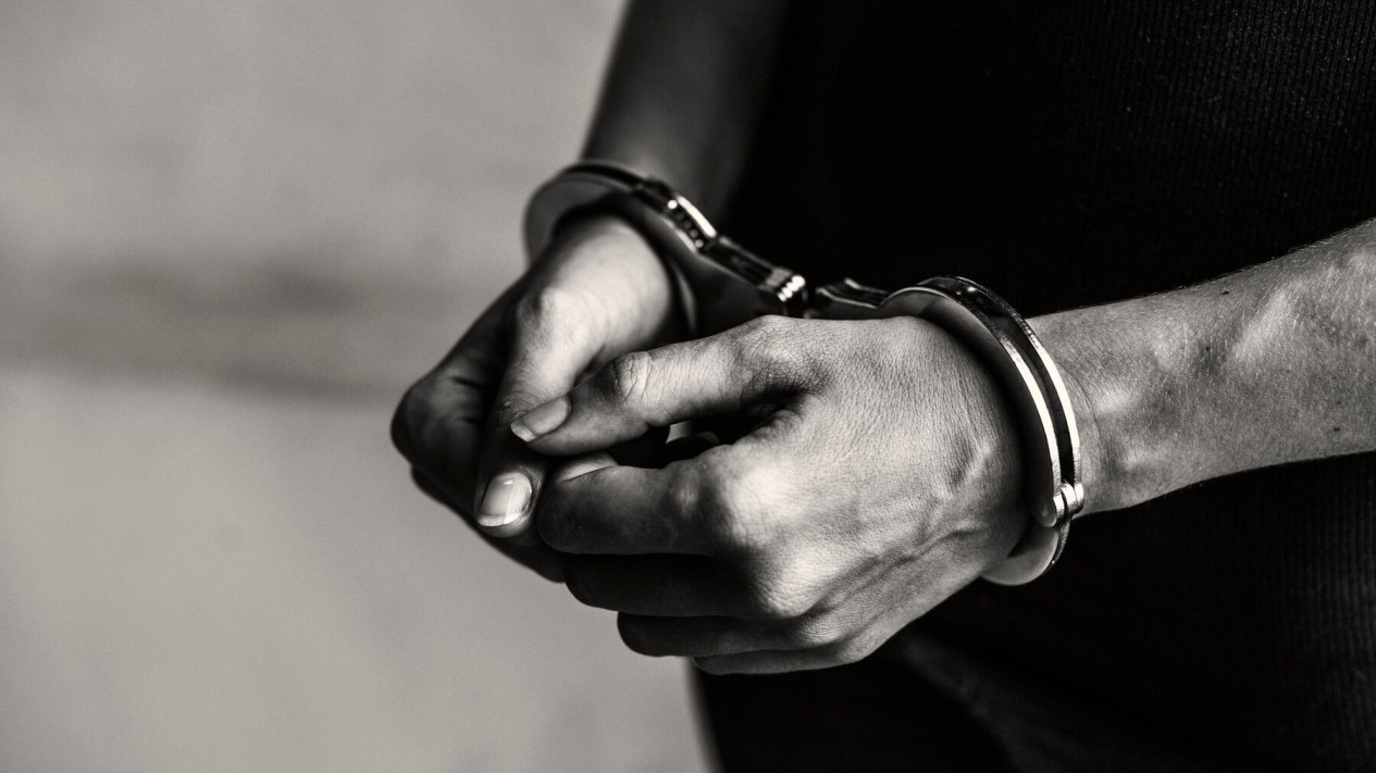 2 Pencuri Motor Bersenpi di Jakbar yang Viral Dicokok, 1 Pelaku Masih Dibawah Umur
            - galeri foto