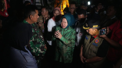 Menjelang Tengah Malam Kunjungi Pengungsi di Sumbar, Mensos Minta Lokasi Pengungsian Dipindah