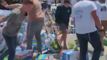 Viral Video Warga Israel Menginjak-injak Ratusan Kardus Mie Instan Indonesia untuk Bantuan Kemanusiaan Palestina, Kemenlu Kecam Keras