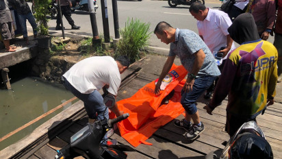 Sedang Bersihkan Selokan, Petugas Normalisasi Malah Temukan Potongan Tubuh Manusia