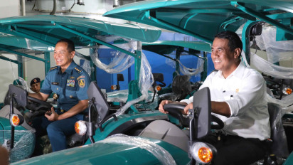 Buka Lahan Pertanian di Merauke, Kementan Kirim 261 Unit Alat Pertanian dengan Kapal Perang KRI Soeharso 990