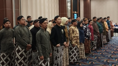 Tampil Berbusana Gagrak Ngayogyakarta, Puluhan PPK Pilkada 2024 di Kota Yogyakarta Resmi Dilantik
