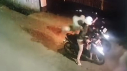 Detik-detik Pemotor Dibegal di Bekasi, Korban Diancam Pakai Celurit Motor Digondol Pelaku