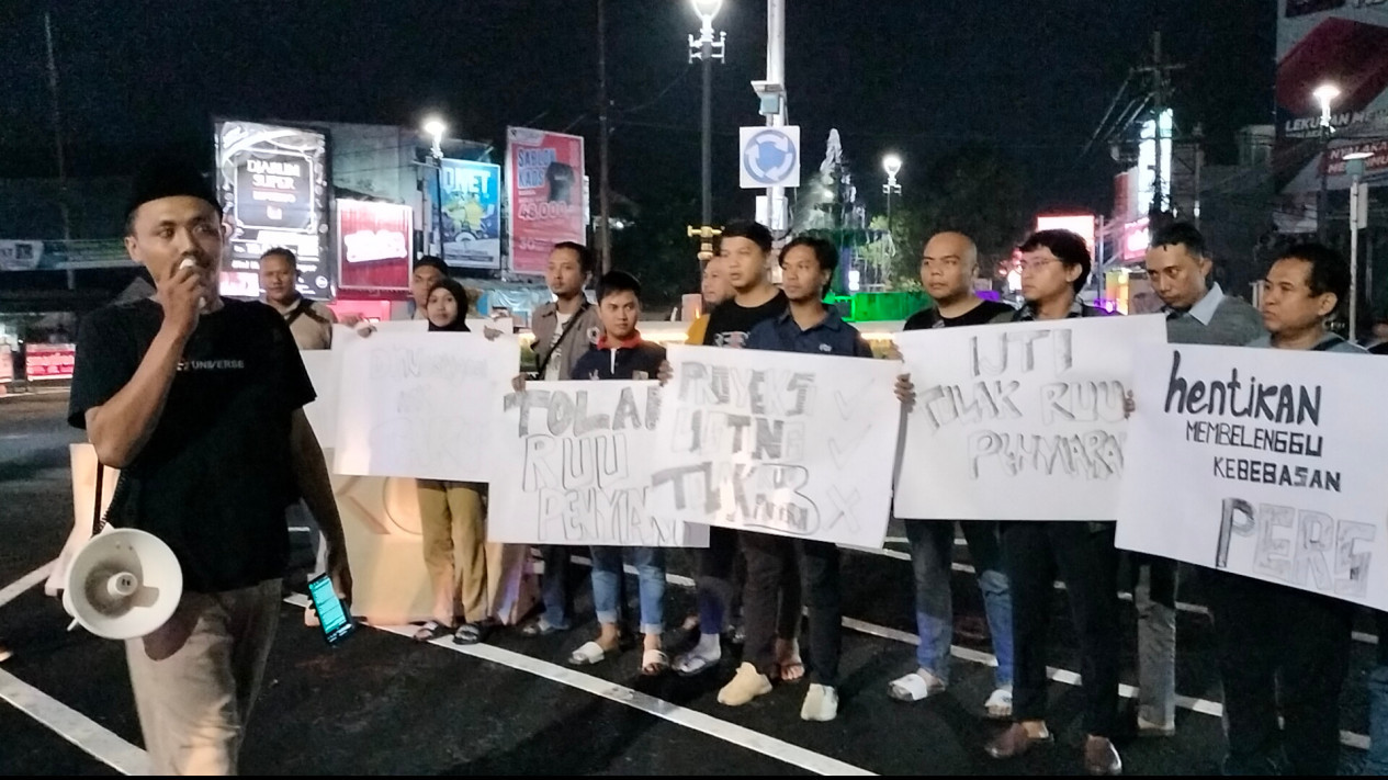 Puluhan Wartawan Jember Lakukan Aksi Jalan Mundur Tolak RUU Penyiaran
            - galeri foto
