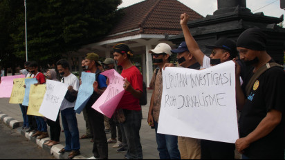 Tutup Mulut Pakai Lakban, Wartawan di Lumajang Tolak RUU Penyiaran yang Ancam Kebebasan Pers