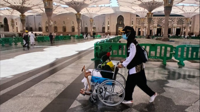 Lupa Arah Pulang ke Hotel, Jemaah Haji Lansia Ini Saling Mencari dan Dibantu Petugas Endingnya Bikin Haru