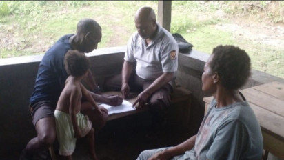 Tak Hanya Anak-anak, Polisi Jayapura Juga Konsisten Ajar Baca Tulis Bagi Lansia di Pelosok