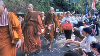 Ramai-ramai Umat Buddha Temanggung sambut Biksu Thudong