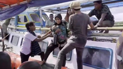 Kapal Q Ekspres Alami Kebocoran di Perairan Buton Selatan, Tim SAR Evakuasi Puluhan Penumpang di Tengah Ombak Besar