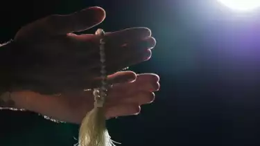 Ilustrasi tangan seseorang mengucap sholawat dan Al Fatihah