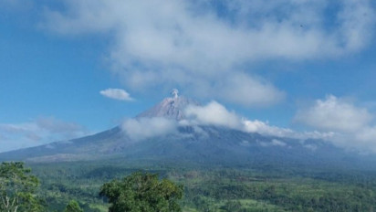 Petugas Catat Semeru 6 Kali Erupsi Terus-menerus Pada Sabtu Pagi