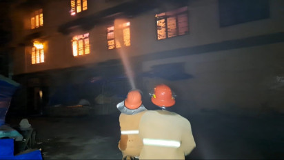 Hotel Terbakar Hebat, Kakek Tua Pengunjung Hotel Terjebak Api Berhasil Diselamatkan Petugas Damkar