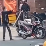 Momen Detik-detik Maling Motor di Bekasi Tembakkan Pistol saat Dikepung Warga