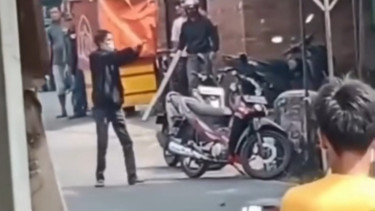 Momen Detik-detik Maling Motor di Bekasi Tembakkan Pistol saat Dikepung Warga