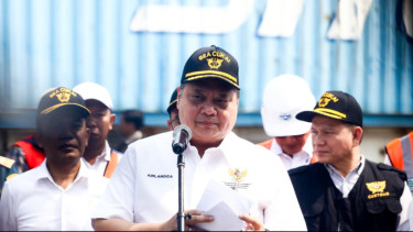 Menko Perekonomian Perintahkan Jajaran Pelabuhan Kerja 24 Jam untuk Bereskan Kontainer yang Tertumpuk