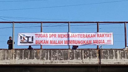 Aksi Protes RUU Penyiaran, Jurnalis Bangkalan Pasang Spanduk di Tol Suramadu dan Ancam akan Unjuk Rasa ke Senayan