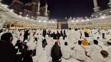 Suasana jemaah umrah ibadah di area Ka bah, Makkah, Arab Saudi