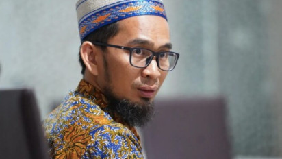 Bolehkah Handphone yang Terinstal Aplikasi Al Quran Dibawa ke Toilet? Ternyata Ustaz Adi Hidayat Tegas Hukumnya…