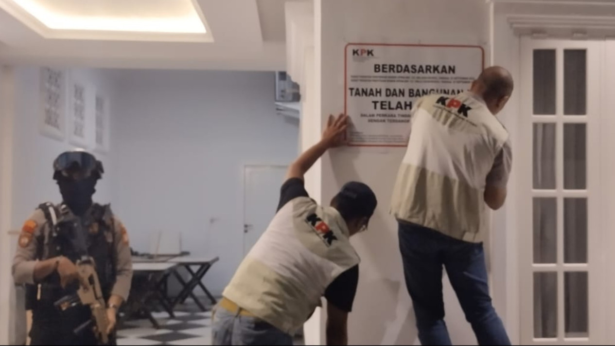 KPK Geledah dan Sita Rumah Mantan Pejabat Kementan Eks Anak Buah SYL di Parepare
            - galeri foto