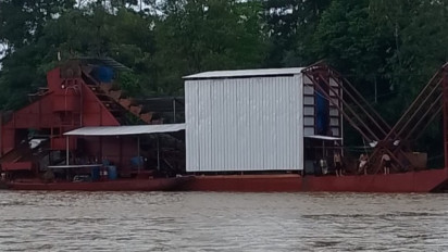 Tanpa Miliki IUJP, Kapal Keruk Emas Diduga Milik Tiongkok Berkeliaran di Sungai Aceh Barat