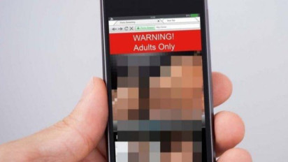 Viral Bule-bule Cantik Ini Tawarkan Situs Porno di Jalanan Bali, Aksinya Terbilang Nekat Banget Hingga Ditonton Warga