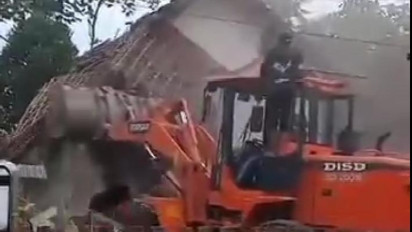 Minta Jatah Warisan Rutasan Juta Tak Dipenuhi, Seorang Anak di Malang Tega Buldozer Rumah Ibunya