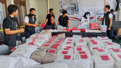 Aparat Ditreskoba Polda Jatim Gerebek Home Industri Pil Carnophen di Perumahan Elit di Surabaya
