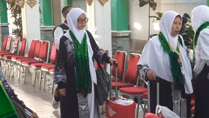 Gantikan Ayahnya yang Meninggal, Aprilia Wulandari Jadi Jemaah Haji Termuda di Embarkasi Solo