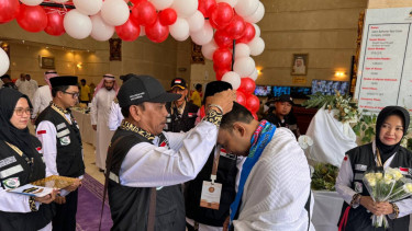 Alhamdulillah Jemaah Haji Indonesia Tiba di Mekkah Disambut Hangat dan Dapat Smartcard