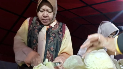 Mensos Risma Bantu Masak-Masak di Dapur Pengungsian Banjir Bandang Sumatera Barat