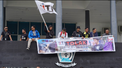 Tolak Pasal Kontroversi RUU Penyiaran, Forum Jurnalis di Kendari Gelar Aksi di Gedung DPRD Sultra