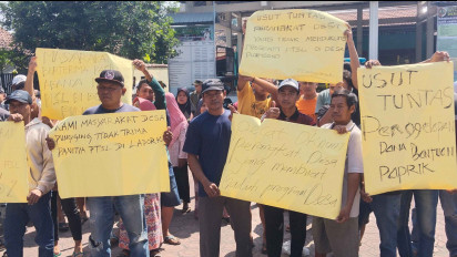 Puluhan Warga Luruk Balai Desa Pungging Mojokerto, Minta Oknum Perangkat Desa Dipecat