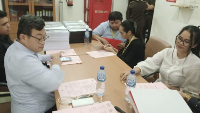 Siskaeee Cs Tersangka Kasus Film Porno Segera Diadili, Sebelum Diseret ke Meja Hijau Siskaeee Tampak Pakai Kemeja Putih Ketat dan Lakukan Hal Ini