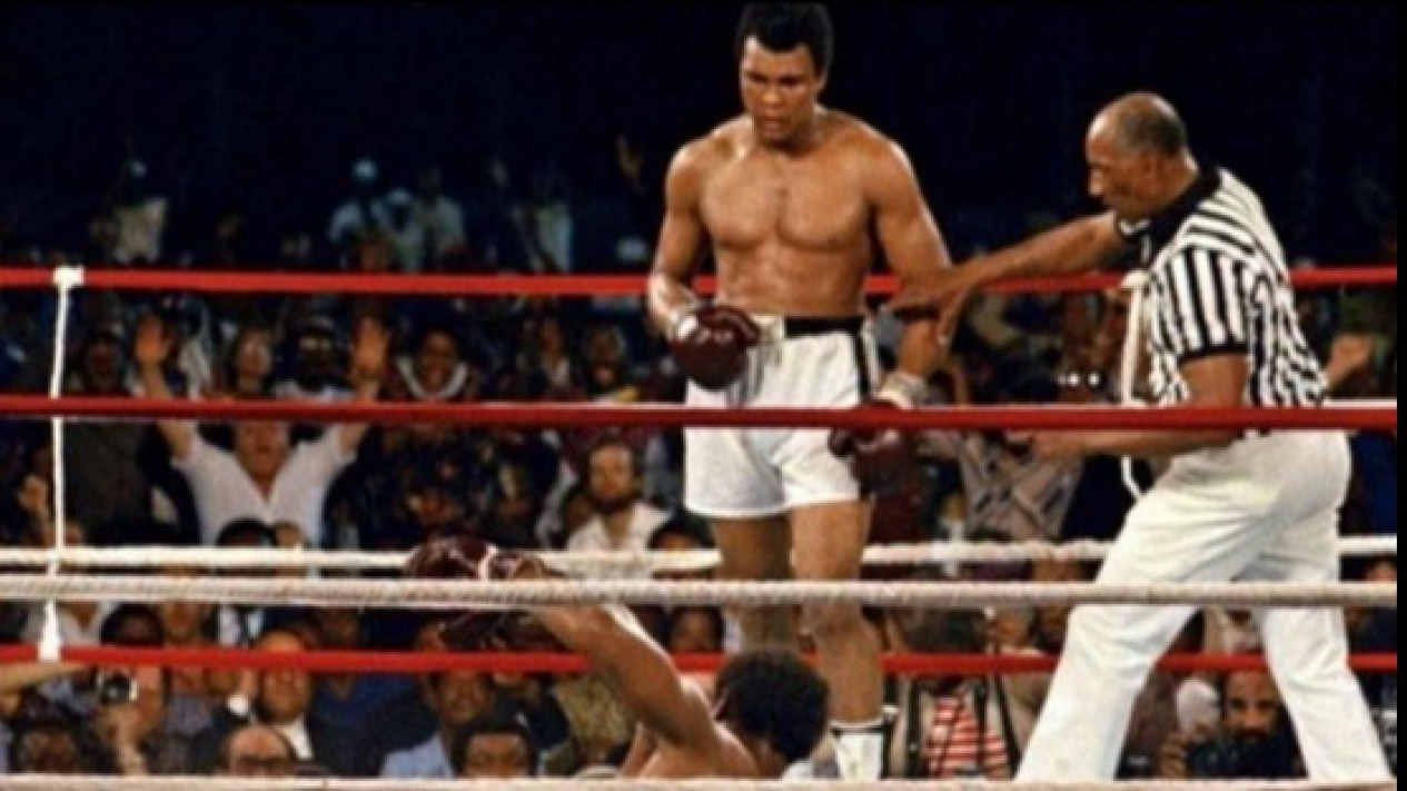 Kisah Petinju Kelas Dunia Muhammad Ali Mengamuk di Acara Televisi, Lawannya Berani Menyinggung soal Allah SWT, Ali Emosi dan Langsung Berdiri, tapi... 
            - galeri foto