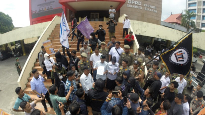Aksi Penolakan RUU Penyiaran Diwarnai Saling Pukul Jurnalis dengan Satpol PP di Makassar