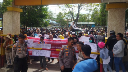 Emak-Emak Demo Polres Pangkep Usai Anaknya Tersangka Dilapor Kepala Desa