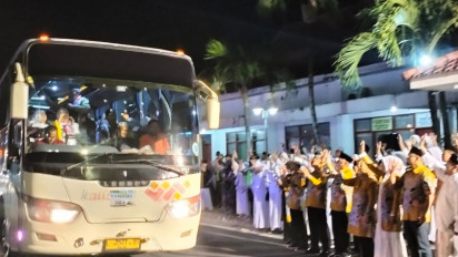 Suasana Haru Warnai Pemberangkatan 932 CJH Asal Lumajang