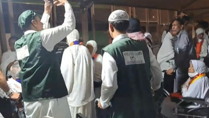 Jemaah Haji Wajib Tahu! Ini Ciri-ciri Petugas Pendorong Kursi Roda Resmi di Masjidil Haram