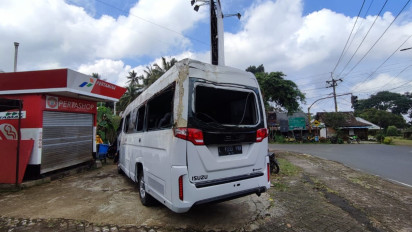 Lagi, Minibus Angkut Belasan Wisatawan Asal China Terguling di Jalur Ijen