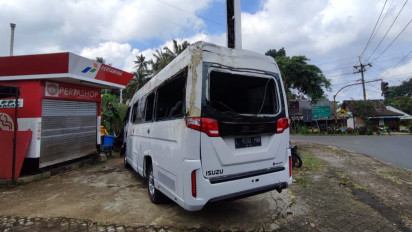 Lagi, Minibus Angkut Belasan Wisatawan asal China Terguling di Jalur Ijen Banyuwangi